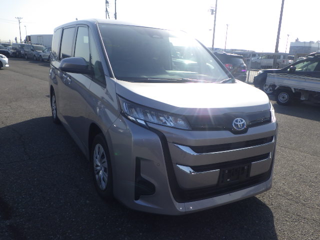 Toyota Noah Hybrid X